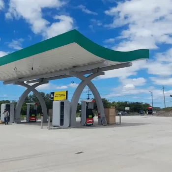 Posto Puma Panamericana - Choluteca, Honduras - ACM Verde Puma, Vermelho Puma e Branco ( (4)